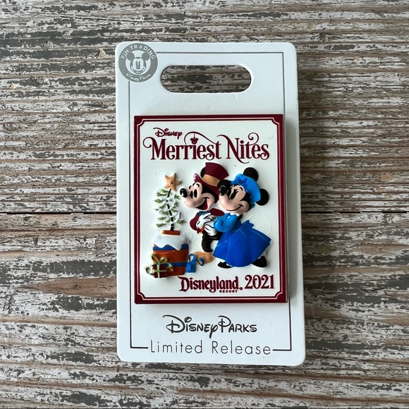2021 DISNEYLAND DISNEY MERRIEST NIGHTS SOUVENIR PIN PLUS EXTRAS - Picture 1 of 8